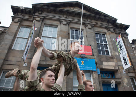 Édimbourg, Écosse 11 août. Chef de l'armée en Ecosse se félicite de performances pour Nouveau lieu Fringe. (Lieu) le Brigadier 210 Gary Deakin a salué les artistes interprètes ou exécutants à l'histoire Hepburn maison pour l'ouverture de l'armée, pour la première fois, un lieu du Festival Fringe d'Édimbourg. Édimbourg . Pako Mera/Alamy Live News Banque D'Images