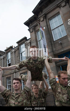 Édimbourg, Écosse 11 août. Chef de l'armée en Ecosse se félicite de performances pour Nouveau lieu Fringe. (Lieu) le Brigadier 210 Gary Deakin a salué les artistes interprètes ou exécutants à l'histoire Hepburn maison pour l'ouverture de l'armée, pour la première fois, un lieu du Festival Fringe d'Édimbourg. Édimbourg . Pako Mera/Alamy Live News Banque D'Images