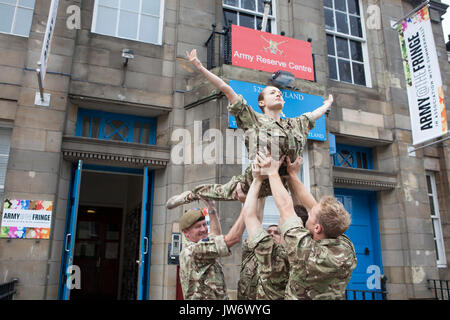 Édimbourg, Écosse 11 août. Chef de l'armée en Ecosse se félicite de performances pour Nouveau lieu Fringe. (Lieu) le Brigadier 210 Gary Deakin a salué les artistes interprètes ou exécutants à l'histoire Hepburn maison pour l'ouverture de l'armée, pour la première fois, un lieu du Festival Fringe d'Édimbourg. Édimbourg . Pako Mera/Alamy Live News Banque D'Images