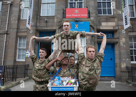 Édimbourg, Écosse 11 août. Chef de l'armée en Ecosse se félicite de performances pour Nouveau lieu Fringe. (Lieu) le Brigadier 210 Gary Deakin a salué les artistes interprètes ou exécutants à l'histoire Hepburn maison pour l'ouverture de l'armée, pour la première fois, un lieu du Festival Fringe d'Édimbourg. Édimbourg . Pako Mera/Alamy Live News Banque D'Images