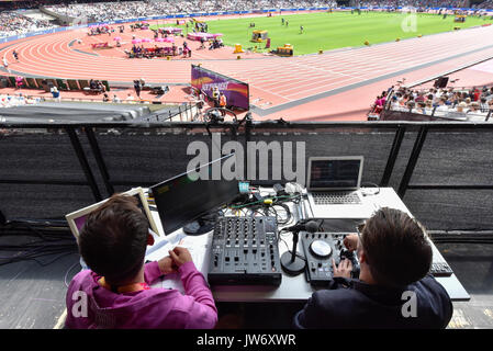 Londres, Royaume-Uni. 11 août 2017. Le Dj officiel des Jeux garde les foules et divertir les athlètes à la London Stadium, le huitième jour de l'IAAF World Championships London 2017. Crédit : Stephen Chung / Alamy Live News Banque D'Images