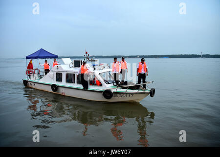 (170811) -- SHANGHAI, le 11 août, 2017 (Xinhua) -- patrouilleurs auxiliaires sur un bateau de patrouille dans le marsouin de l'Inde réserve naturelle en Anqing de la Chine de l'est la province de l'Anhui, le 10 août 2017. Une patrouille auxiliaire brigade, dont 6 sont d'anciens pêcheurs, a commencé sa mission de protéger le 60 juin 2017 finless marsouins le long des 60 kilomètres de la section de la rivière Yangtze dans la province. L'application Téléphone est utilisé dans leurs missions de routine pour suivre et observer les mammifères marins comme les dauphins, la vie d'offrir la protection nécessaire et surveiller la pollution et de la pêche illégale dans la réserve. (Xinhua/Liu Junxi (c) Banque D'Images