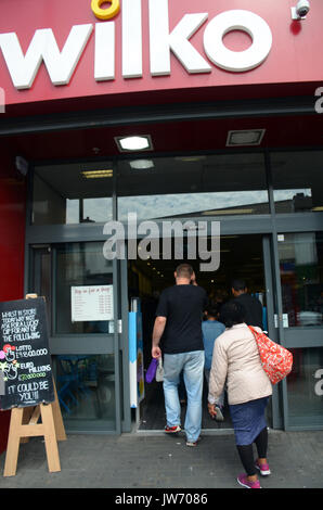 Londres, Royaume-Uni. 11 août, 2017. Wilko met le personnel de 3 900 risque de redondance. Wilko comptes les plus récents révèlent que ses profits avant impôt s'est écrasé par 80pc dans l'année au 28 janvier, après un £12,9 millions de frapper un saut dans les coûts associés à l'effondrement de l'Union européenne suivants sterling référendum. Wilko a également critiqué l'introduction de l'assurance vie, qui selon lui "a été bien au-dessus des niveaux prévus' et lui avait fait mal de détaillants à prix discount. Credit : JOHNNY ARMSTEAD/Alamy Live News Banque D'Images