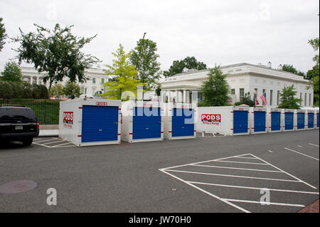 Les gousses de stockage de l'Ouest sur l'Avenue de la direction à l'extérieur de l'aile ouest de la Maison Blanche à Washington, DC comme il est en cours de rénovation pendant que le Président des Etats-Unis, Donald J. Trump est en vacances à Bedminster, New Jersey le vendredi 11 août 2017. Credit : Ron Sachs/CNP /MediaPunch Banque D'Images