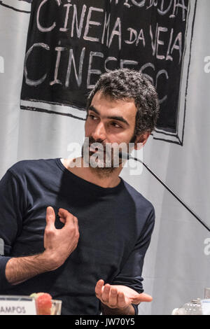 São Paulo, SP, BRÉSIL, 08/10/2017. Cinéaste et acteur libanais Rami Nihawi parle de son travail au cours de l'événement appelé "Cinéma de la bougie", qui fait partie de l'application du Monde Arabe Film Festival, en Cinesesc, région du centre de Sao Paulo, Brésil Banque D'Images