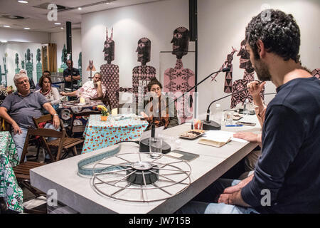 São Paulo, SP, BRÉSIL, 08/10/2017. Cinéaste et acteur libanais Rami Nihawi parle de son travail au cours de l'événement appelé "Cinéma de la bougie", qui fait partie de l'application du Monde Arabe Film Festival, en Cinesesc, région du centre de Sao Paulo, Brésil Banque D'Images