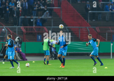 Karlsruhe, Allemagne. Août 11, 2017. Spieler beim Aufwaermen, Oskar Zawada (KSC) jongliert den Ball. GES/ Fussball/ DFB-Pokal : Karlsruher SC - Bayer 04 Leverkusen, 11.08.2017 --/ Football DFB-Soccer Cup : Karlsruher SC vs Bayer 04 Leverkusen, Karlsruhe, le 11 août, 2017 | Verwendung weltweit Credit : dpa/Alamy Live News Banque D'Images