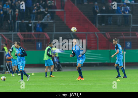 Karlsruhe, Allemagne. Août 11, 2017. Spieler beim Aufwaermen, Oskar Zawada (KSC) jongliert den Ball. GES/ Fussball/ DFB-Pokal : Karlsruher SC - Bayer 04 Leverkusen, 11.08.2017 --/ Football DFB-Soccer Cup : Karlsruher SC vs Bayer 04 Leverkusen, Karlsruhe, le 11 août, 2017 | Verwendung weltweit Credit : dpa/Alamy Live News Banque D'Images