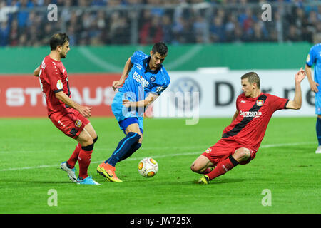 Karlsruhe, Allemagne. Août 11, 2017. Admir Mehmedi (Leverkusen) im Zweikampf mit Oskar Zawada (KSC), Sven Bender (Leverkusen), von (liens). GES/ Fussball/ DFB-Pokal : Karlsruher SC - Bayer 04 Leverkusen, 11.08.2017 --/ Football DFB-Soccer Cup : Karlsruher SC vs Bayer 04 Leverkusen, Karlsruhe, le 11 août, 2017 | Verwendung weltweit Credit : dpa/Alamy Live News Banque D'Images