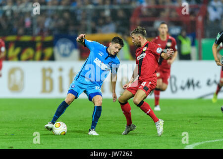 Karlsruhe, Allemagne. Août 11, 2017. Florent Muslija (KSC) im Zweikampf mit Jonathan Tah (Leverkusen). GES/ Fussball/ DFB-Pokal : Karlsruher SC - Bayer 04 Leverkusen, 11.08.2017 --/ Football DFB-Soccer Cup : Karlsruher SC vs Bayer 04 Leverkusen, Karlsruhe, le 11 août, 2017 | Verwendung weltweit Credit : dpa/Alamy Live News Banque D'Images