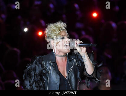 Berlin, Allemagne. Août 11, 2017. L'US-chanteuse Pink effectue sur la scène de la Waldbühne à Berlin, Allemagne, le 11 août 2017. Photo : Britta Pedersen/dpa-Zentralbild/dpa/Alamy Live News Banque D'Images