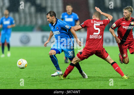 Karlsruhe, Allemagne. Août 11, 2017. Anton Fink (KSC) im Zweikampf mit Sven Bender (Leverkusen). GES/ Fussball/ DFB-Pokal : Karlsruher SC - Bayer 04 Leverkusen, 11.08.2017 --/ Football DFB-Soccer Cup : Karlsruher SC vs Bayer 04 Leverkusen, Karlsruhe, le 11 août, 2017 | Verwendung weltweit Credit : dpa/Alamy Live News Banque D'Images