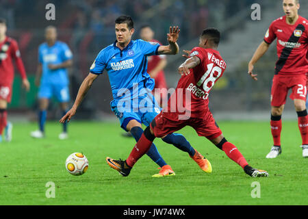 Karlsruhe, Allemagne. Août 11, 2017. Oskar Zawada (KSC) im Zweikampf mit Wendell (Leverkusen). GES/ Fussball/ DFB-Pokal : Karlsruher SC - Bayer 04 Leverkusen, 11.08.2017 --/ Football DFB-Soccer Cup : Karlsruher SC vs Bayer 04 Leverkusen, Karlsruhe, le 11 août, 2017 | Verwendung weltweit Credit : dpa/Alamy Live News Banque D'Images