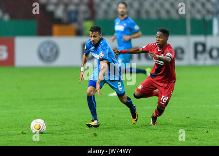 Karlsruhe, Allemagne. Août 11, 2017. Burak Camoglu (KSC) im Zweikampf mit Wendell (Leverkusen). GES/ Fussball/ DFB-Pokal : Karlsruher SC - Bayer 04 Leverkusen, 11.08.2017 --/ Football DFB-Soccer Cup : Karlsruher SC vs Bayer 04 Leverkusen, Karlsruhe, le 11 août, 2017 | Verwendung weltweit Credit : dpa/Alamy Live News Banque D'Images