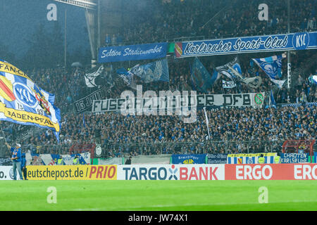 Karlsruhe, Allemagne. Août 11, 2017. Fans mit Transparent : Fussballmoerder DFB. GES/ Fussball/ DFB-Pokal : Karlsruher SC - Bayer 04 Leverkusen, 11.08.2017 --/ Football DFB-Soccer Cup : Karlsruher SC vs Bayer 04 Leverkusen, Karlsruhe, le 11 août, 2017 | Verwendung weltweit Credit : dpa/Alamy Live News Banque D'Images