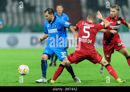 Karlsruhe, Allemagne. Août 11, 2017. Anton Fink (KSC) im Zweikampf mit Sven Bender (Leverkusen). GES/ Fussball/ DFB-Pokal : Karlsruher SC - Bayer 04 Leverkusen, 11.08.2017 --/ Football DFB-Soccer Cup : Karlsruher SC vs Bayer 04 Leverkusen, Karlsruhe, le 11 août, 2017 | Verwendung weltweit Credit : dpa/Alamy Live News Banque D'Images