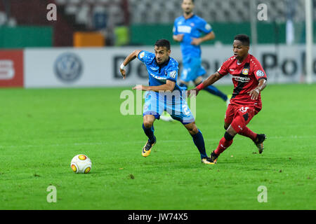 Karlsruhe, Allemagne. Août 11, 2017. Burak Camoglu (KSC) im Zweikampf mit Wendell (Leverkusen). GES/ Fussball/ DFB-Pokal : Karlsruher SC - Bayer 04 Leverkusen, 11.08.2017 --/ Football DFB-Soccer Cup : Karlsruher SC vs Bayer 04 Leverkusen, Karlsruhe, le 11 août, 2017 | Verwendung weltweit Credit : dpa/Alamy Live News Banque D'Images