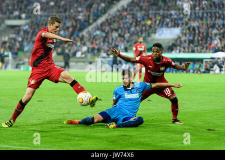 Karlsruhe, Allemagne. Août 11, 2017. Sven Bender (Leverkusen), Oskar Zawada (KSC) im Zweikampf mit Wendell (Leverkusen), von (liens). GES/ Fussball/ DFB-Pokal : Karlsruher SC - Bayer 04 Leverkusen, 11.08.2017 --/ Football DFB-Soccer Cup : Karlsruher SC vs Bayer 04 Leverkusen, Karlsruhe, le 11 août, 2017 | Verwendung weltweit Credit : dpa/Alamy Live News Banque D'Images