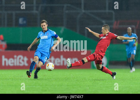 Karlsruhe, Allemagne. Août 11, 2017. Kai Buelow (KSC) im Zweikampf mit Dominik Kohr (Leverkusen). GES/ Fussball/ DFB-Pokal : Karlsruher SC - Bayer 04 Leverkusen, 11.08.2017 --/ Football DFB-Soccer Cup : Karlsruher SC vs Bayer 04 Leverkusen, Karlsruhe, le 11 août, 2017 | Verwendung weltweit Credit : dpa/Alamy Live News Banque D'Images