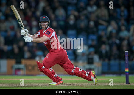 Leeds, UK. Août 11, 2017. Steven Croft (Lancashire) La foudre frappe la balle au champ extérieur, mais seulement un seul score (1). Yorkshire Vikings v Lancashire Lightning le vendredi 11 août 2017. Photo par Mark P Doherty. Credit : Pris Light Photography Limited/Alamy Live News Banque D'Images