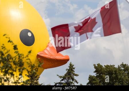 Brockville, Ontario, Canada. 10 août, 2017. Le plus grand canard en caoutchouc gonflables, Maman canard, est sur l'affichage sur l'île Blockhouse à Brockville, en Ontario, le 10 août 2017. Credit : Lars Hagberg/ZUMA/Alamy Fil Live News Banque D'Images