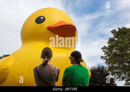 Brockville, Ontario, Canada. 10 août, 2017. Les gens regardent Maman canard, le plus gros canard en caoutchouc gonflables, sur l'île Blockhouse à Brockville, en Ontario, le 10 août 2017. Credit : Lars Hagberg/ZUMA/Alamy Fil Live News Banque D'Images