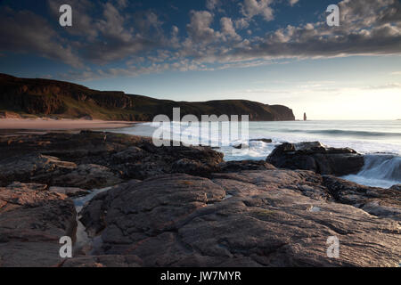 Le clapotis des vagues sur les roches Sandwood Bay, dans le nord-ouest des Highlands d'Écosse. L'une des plages les plus reculées au Royaume-Uni. Banque D'Images