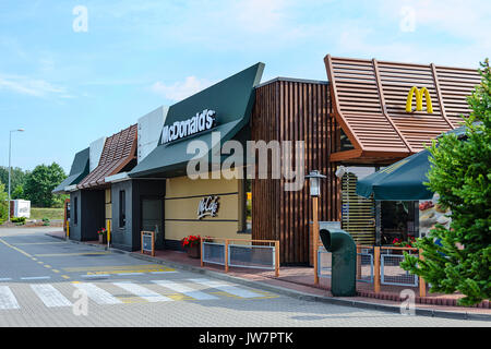 Kozlow, Pologne - 20 juillet, 2017 : vue extérieure du restaurant McDonald's et McCafe. McDonald's est la plus grande chaîne de restauration rapide hamburger reste Banque D'Images