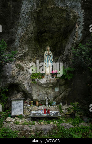 Statue de la Vierge Marie dans une caverne grotte avec de l'épargne et des bougies périphérie d'Oberammergau, en Bavière, Allemagne Banque D'Images