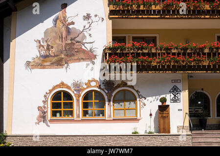 Hôtel romantique Bold avec luftmalerei fresoes et géraniums rouges à Oberammergau, Garmisch Partenkirchen, Allemagne, Baveria Banque D'Images