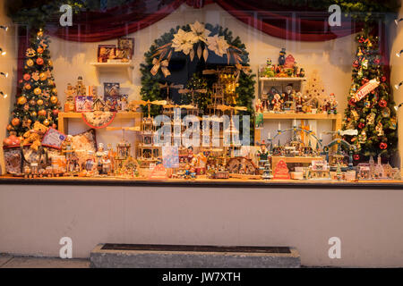 Kathe Wohlfahrt Christkindlmarkt, affichage de vitrine de Noël à Oberammergau, Garmisch Partenkirchen, Bavière, Allemagne Banque D'Images