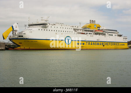 Transmanche Ferries de véhicules (camions, voitures et autocars) amarré à Newhaven dans l'East Sussex, Angleterre. Porte ouverte à l'archet. Banque D'Images