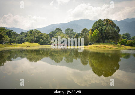 Beau paysage de l'eau reflets dans Taman Tasik, aka Jardins du Lac, dans la ville de Taiping, l'État de Perak, Malaisie Banque D'Images