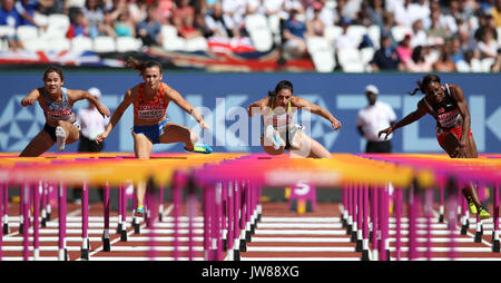 (Gauche-droite) Hyelim Jung de la Corée du Sud, les Pays-Bas' Nadine Visser, Allemagne's Nadine Hilderbrand et Trinité-et-Tobago's Deborah John concurrence sur le 100m haies femmes pendant huit jours des Championnats du monde IAAF 2017 à la London Stadium. Banque D'Images