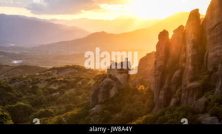 Coucher de soleil sur les montagnes Pindos dans les météores, Grèce Banque D'Images
