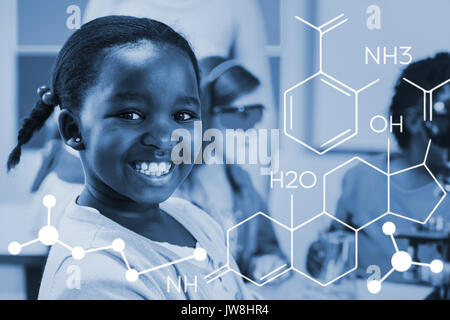 Image composite de la structure chimique contre portrait of happy schoolgirl in laboratory Banque D'Images