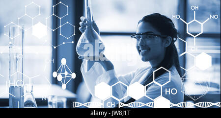 L'image graphique de la structure chimique contre portrait of happy lycéenne faisant une expérience chimique in laboratory Banque D'Images