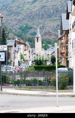 Place du village et l'église Esterri d'Aneu, Pyrénées, la Catalogne, Espagne. Banque D'Images