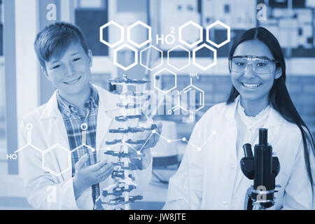 Image numérique de structure chimique contre les enfants de l'école de l'expérimentation en laboratoire molécule modèle Banque D'Images