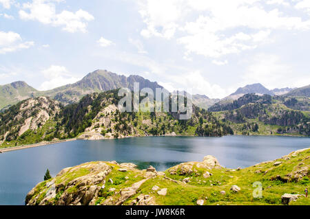 Colomers lacs dans les Pyrénées catalanes, en Espagne. La partie du Parc Nacional d'Aigüestortes i Estany de Sant Maurici Banque D'Images