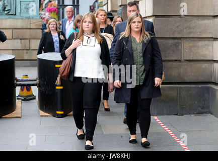 Rebecca Williams (à gauche), petite amie de Cameron, Logan quitte le la Haute Cour à Édimbourg avec sa soeur Jess Williams (à droite), où Blair Logan a été emprisonné pendant au moins 20 ans pour le meurtre de son frère et de tentative de meurtre de la petite amie de son frère en y mettant le feu à eux pendant qu'ils dormaient sur le jour de l'an. Banque D'Images