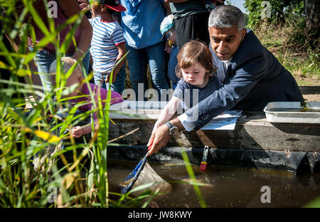 Maire de Londres Sadiq Khan prend part à pendage étang avec Rionagh Murphy (deuxième à droite), a rejoint les enfants et le London Wildlife Trust à Woodberry Zones humides de Stoke Newington, au nord de Londres, alors qu'il dévoile son projet de stratégie de l'environnement pour contribuer à faire de Londres le premier parc national du monde Ville. Banque D'Images