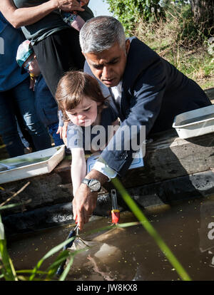 Maire de Londres Sadiq Khan prend part à pendage étang avec Rionagh Murphy, a rejoint les enfants et le London Wildlife Trust à Woodberry Zones humides de Stoke Newington, au nord de Londres, alors qu'il dévoile son projet de stratégie de l'environnement pour contribuer à faire de Londres le premier parc national du monde Ville. Banque D'Images