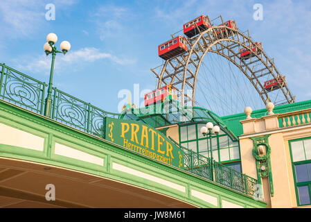 Prater de Vienne, l'entrée du parc d'attractions Prater à Vienne avec la célèbre grande roue Riesenrad en arrière-plan, en Autriche. Banque D'Images