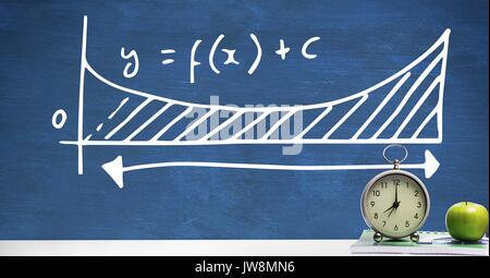 Composite numérique d'Apple et de l'horloge sur 24 premier plan avec tableau noir d'équations graphiques formula diagram Banque D'Images