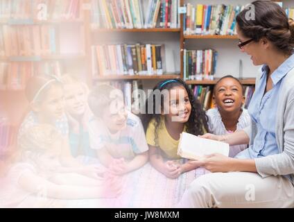 Composite numérique de classe avec l'enseignant de l'école élémentaire Banque D'Images