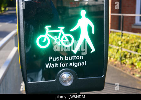 Bouton poussoir pour piétons et cyclistes sur vélo de route superbe road Leeds Leeds Yorkshire UK crossing Banque D'Images