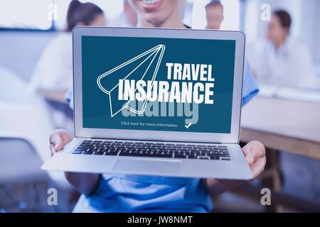 Digital composite of Woman holding un ordinateur avec billet d'avion concept à l'écran Banque D'Images