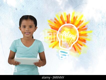 Digital composite de fille sur le comprimé avec de l'idée de l'ampoule colorée Banque D'Images