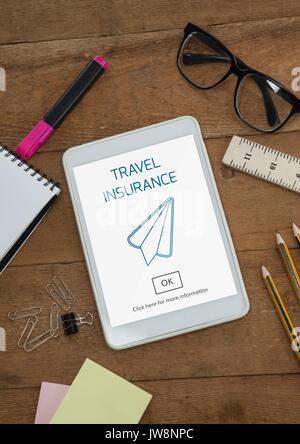 Digital composite de comprimé avec billet d'avion concept à l'écran Banque D'Images